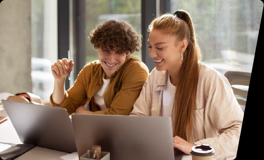 Dos estudiantes de FP online estudiando con sus portátiles