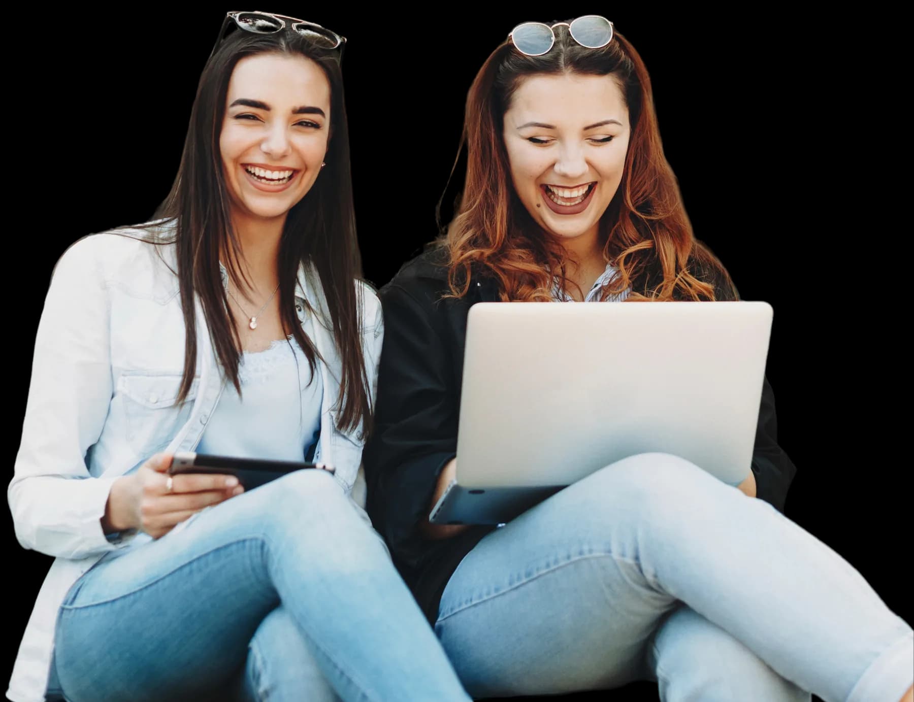 Dos estudiantes de Doble Grado de FP online sentadas con un portátil y una tableta