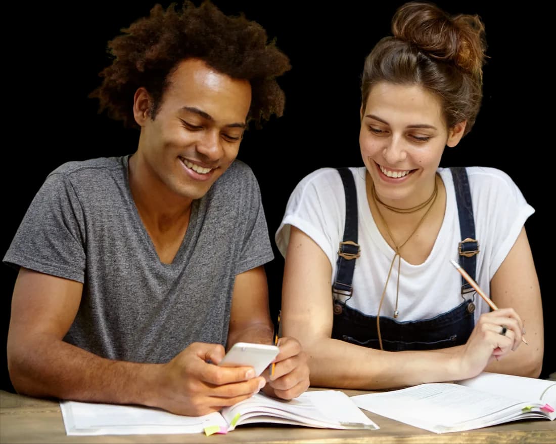 Dos estudiantes de Grado Medio de FP online estudiando juntos con apuntes y móvil