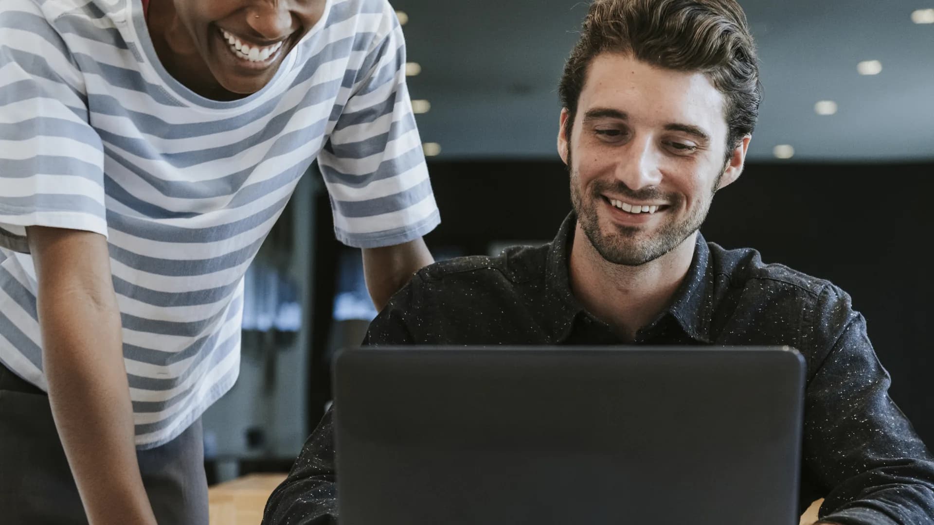 Compañeros del equipo de Explora trabajando juntos