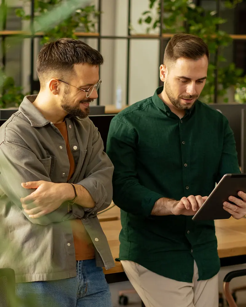 Dos estudiantes de FP revisando un proyecto en su empresa de prácticas