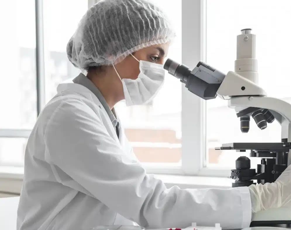 Técnico de laboratorio especializado en análisis clínicos y anatomía patológica