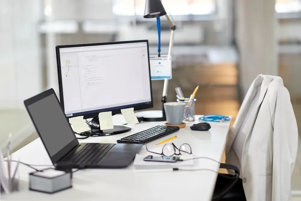 Auxiliar administrativo: qué hace, cuánto cobra y diferencias con otros perfiles de oficina